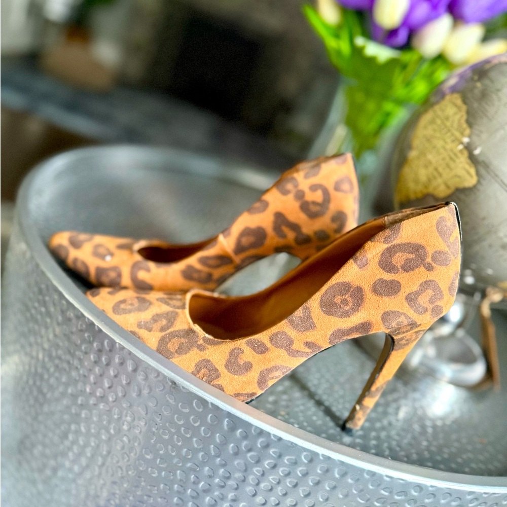 Izabella Rue leopard pump Sz 8
